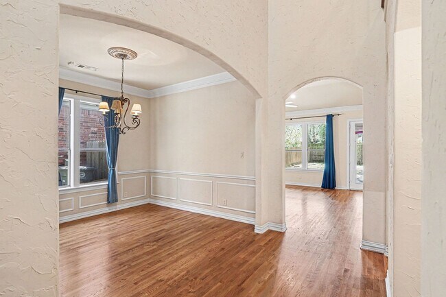 Building Photo - Beautiful home with classic styling, minutes away from Uptown, Oak Lawn, Cityplace, and Lower Gre...