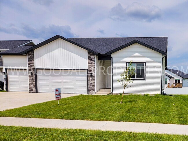 Primary Photo - Price Reduced!!!! 4 bedroom 3 bathroom Ran...