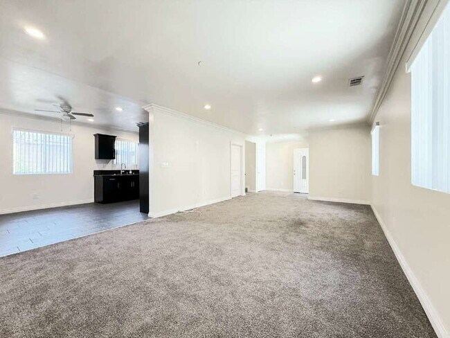 Building Photo - 116 W 50th St