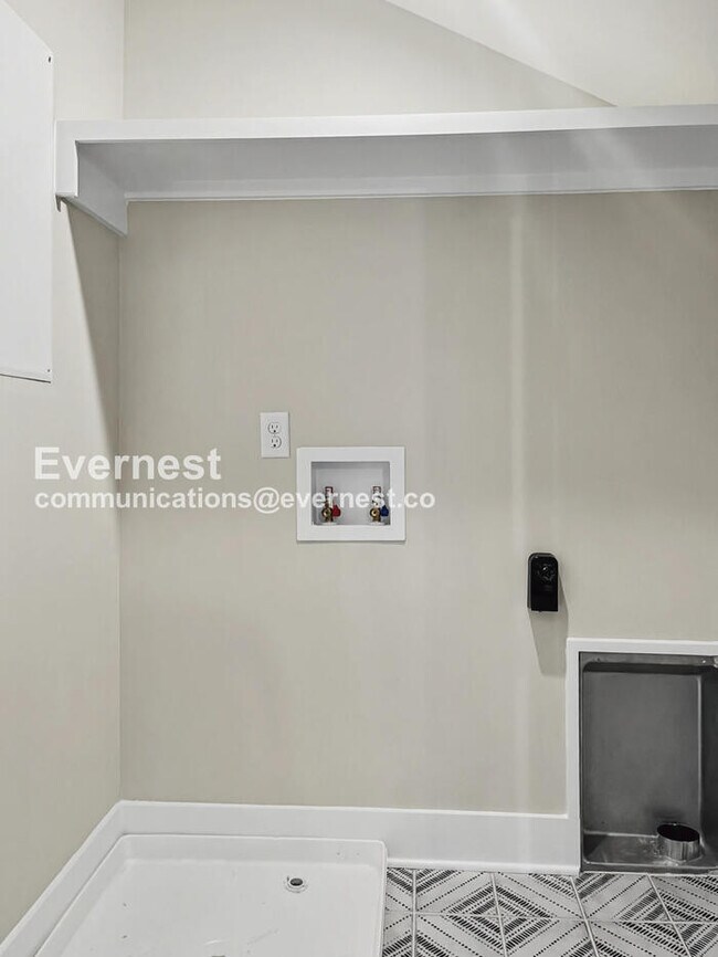 Building Photo - 121 Lucile St