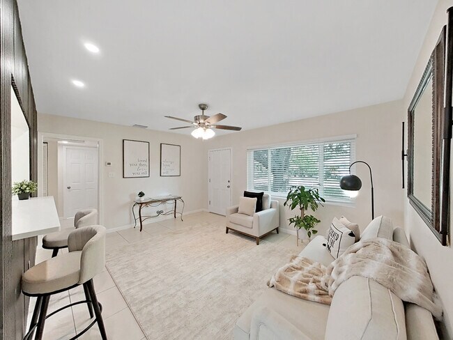 Building Photo - 4610 W Bay Villa Ave