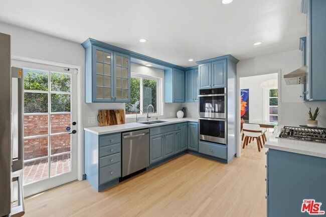 Building Photo - 864 Bienveneda Ave