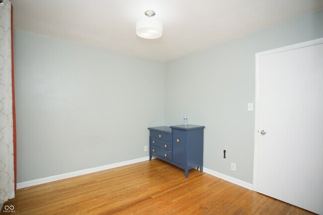 Building Photo - 150 E Beechwood Ln