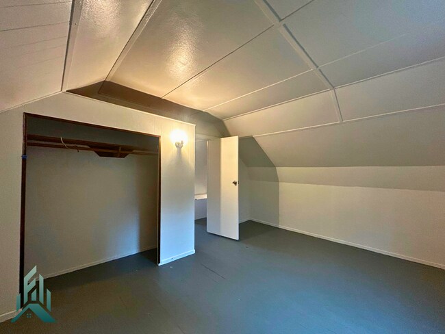 Building Photo - Peaceful Home Among the Evergreens in Eddy...