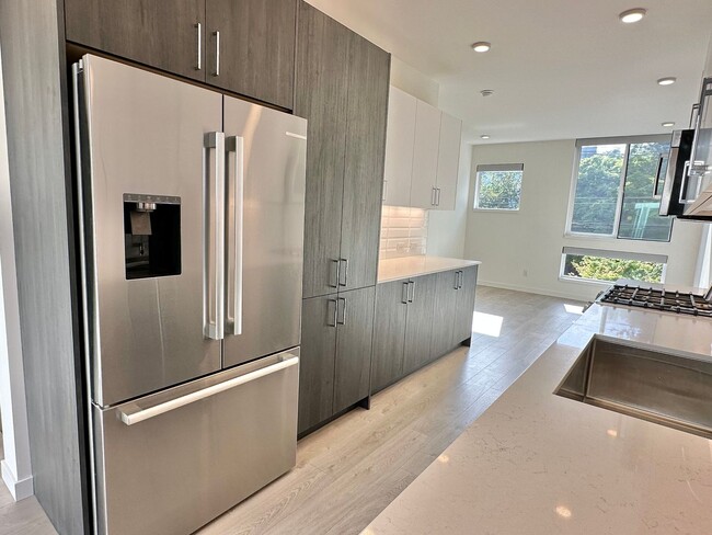 Building Photo - Modern home w/rooftop deck in desired Cher...