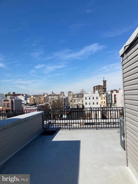 Building Photo - 2553 N Front St