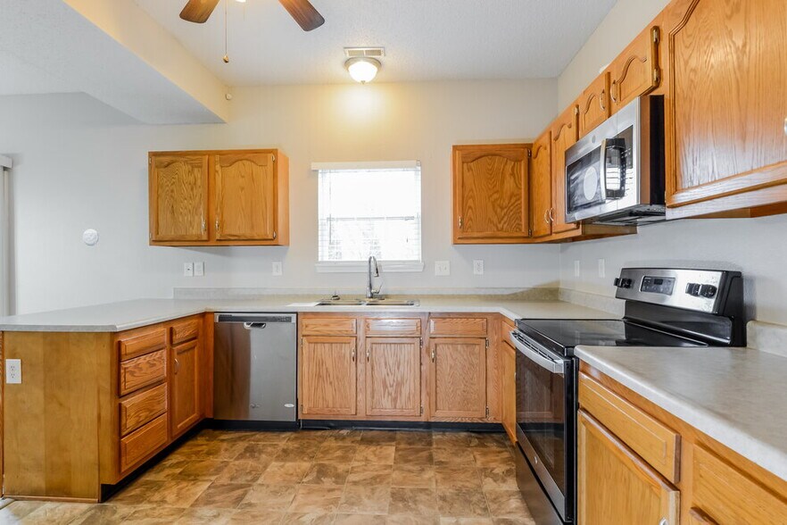 Building Photo - 4650 Whitview Ln