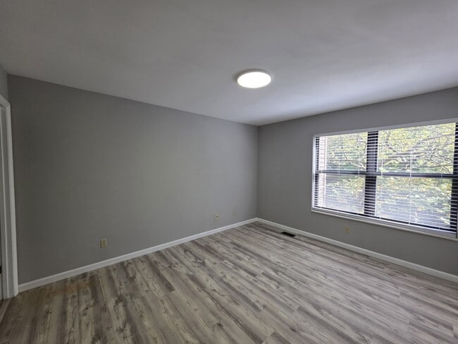 Building Photo - 813 Forest Trace Dr