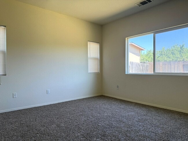 Building Photo - Move in Ready 3/2