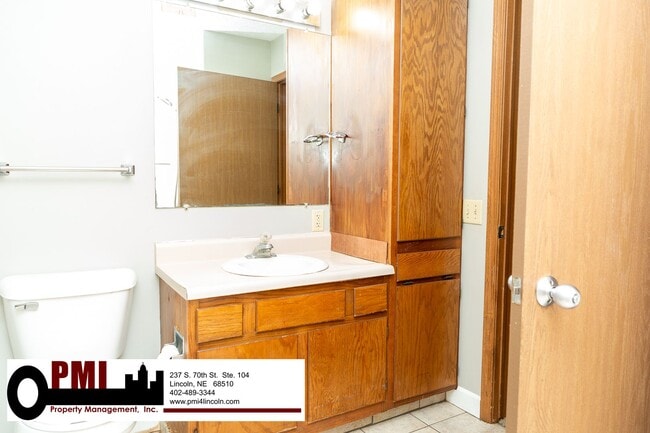 Building Photo - 2 Bedroom and 1 Bathroom Duplex Available ...