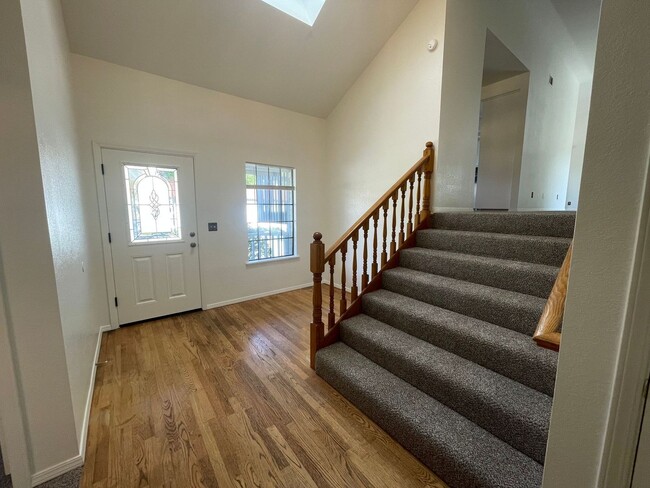 Building Photo - 1095 Robin Cir