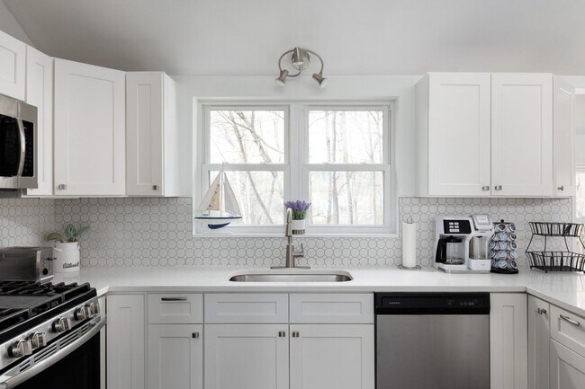 Building Photo - **Furnished Winter Rental** 3 Bed, 2 Bath Home on Wellesley Island