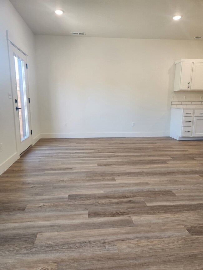 Building Photo - "Modern Comfort Awaits: Spacious and NEW 3-Bed Townhouse Available June 1st!