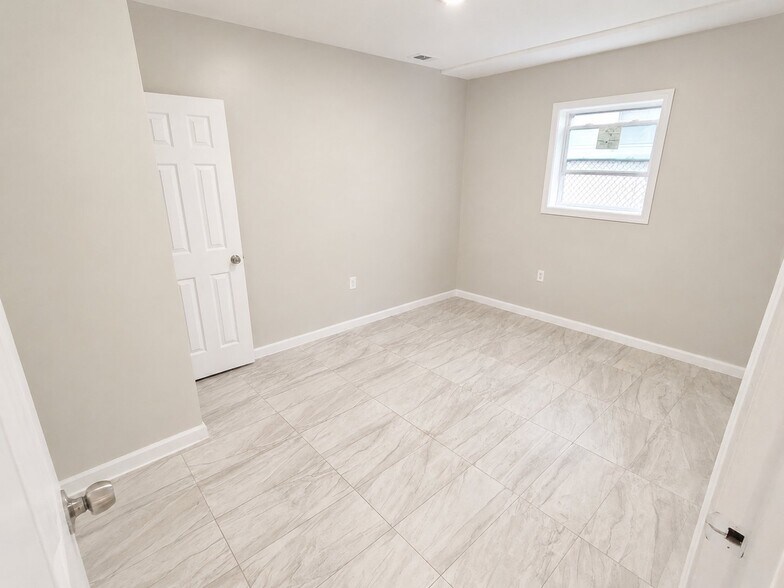 Building Photo - 687 Summer Ave