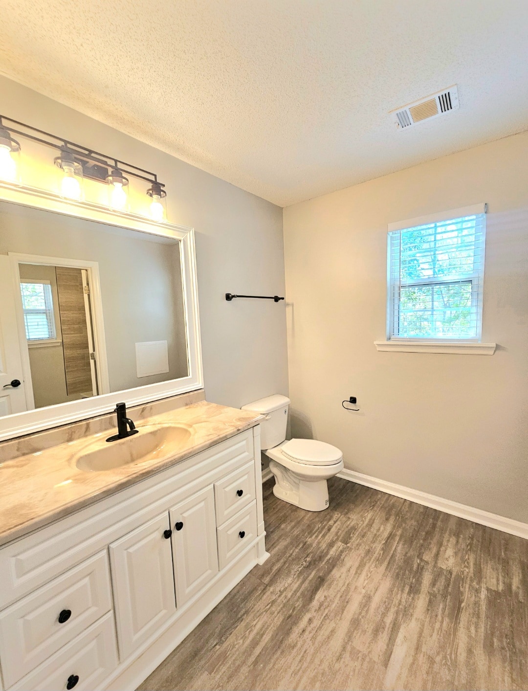 Full bathroom - 112 W Oak Manor Ct