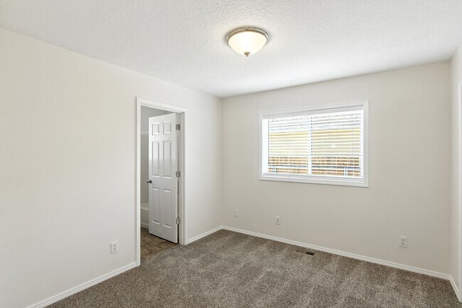 Building Photo - Single Family Ranch in Silverton