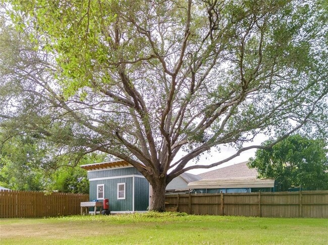 Building Photo - 4105 W Bay Ave