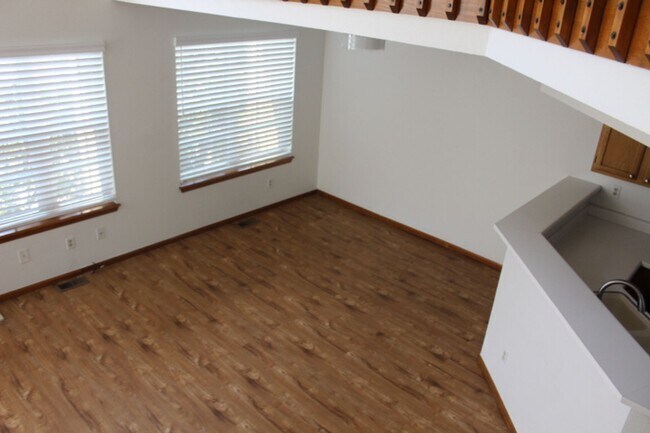 Building Photo - Gorgeous 2 Story End Unit in Lakewood!