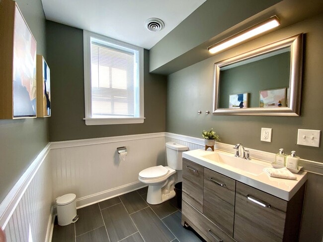 Building Photo - 712 N West St