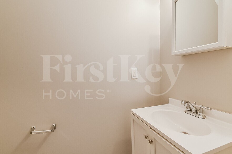 Building Photo - 5205 Alexander St