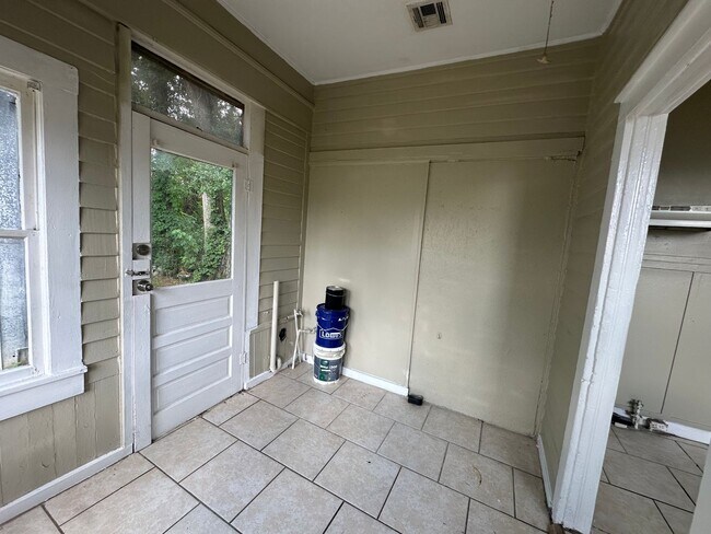 Building Photo - 3 bedroom, 1 bathroom Home NOW AVAILABLE!