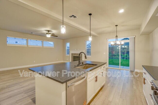 Building Photo - 2217 E Juniper Cir