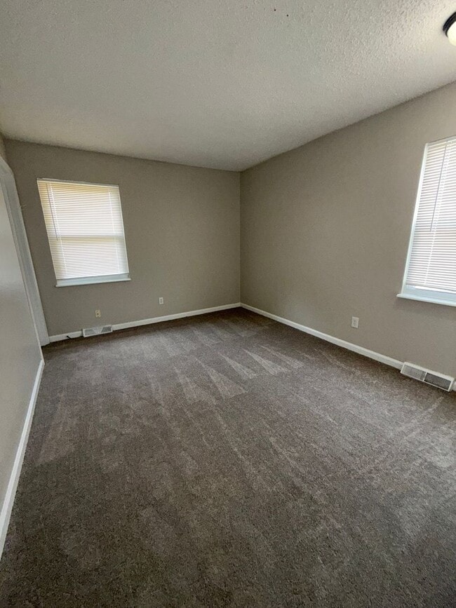 Building Photo - Spacious 3 Bedroom Home with Finished Base...
