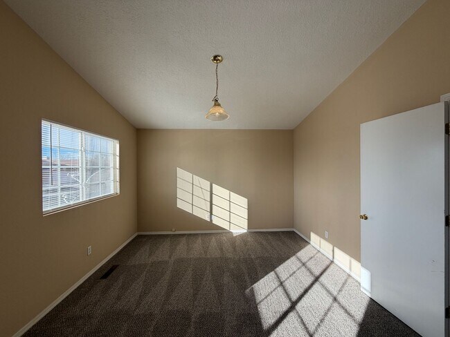 Building Photo - 4 Bedroom Home Available Near Unser Blvd NW & McMahon Blvd!