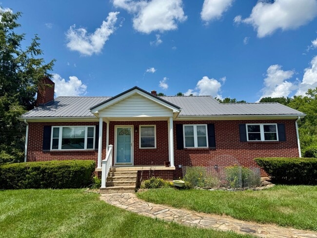 Building Photo - Beautiful 3 Bedroom / 2 Bathroom Home – Marion, VA – $1,600/Month