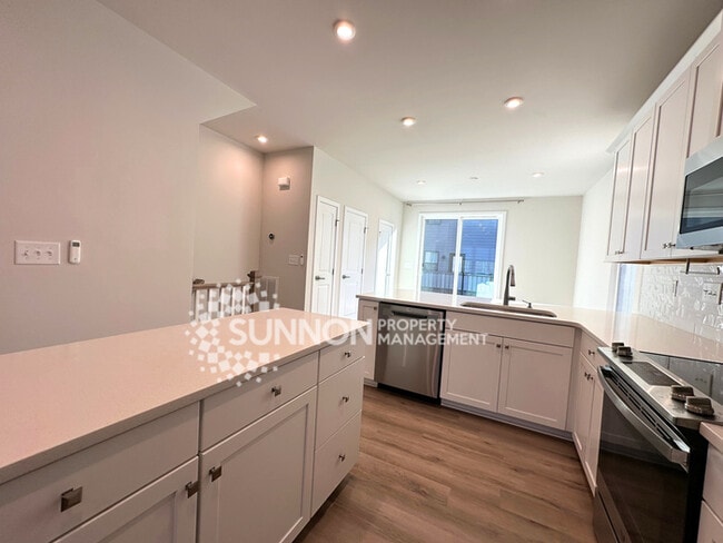 Building Photo - 3 Bedroom Townhome Located in Wendover Green