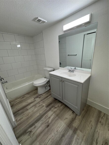 Building Photo - 643 Vista Isles Dr