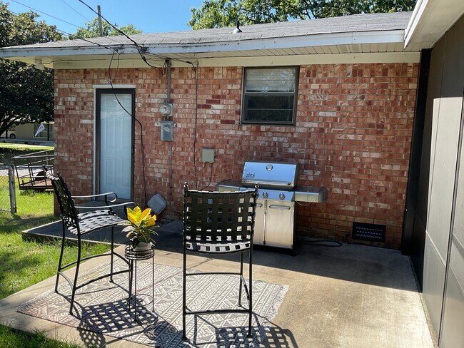 Building Photo - Very Nice 3 Bedroom 2 Bathroom House near the University of Arkansas Little Rock