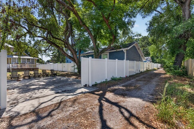Building Photo - Stunning 4-bedroom home in Tampa! (Bonus room)