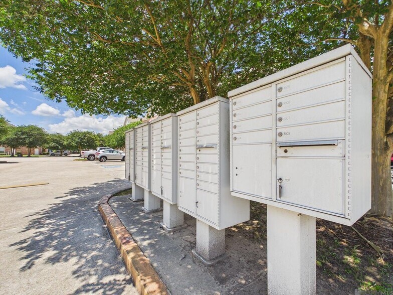 Building Photo - 4441 Burbank Dr