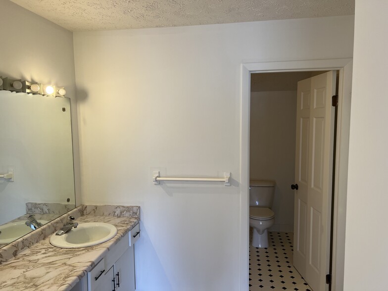 Master Full Bathroom - 20 Great Wood Ct