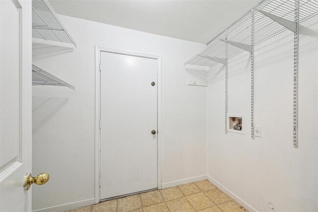 Building Photo - 3402 Fox Ct
