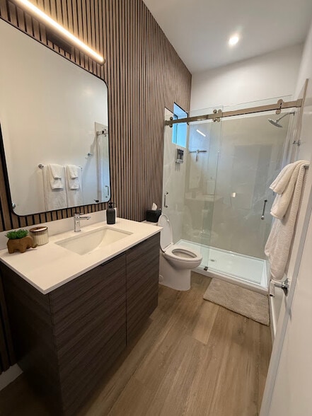 Main Level Bath - 4220 N 32nd St