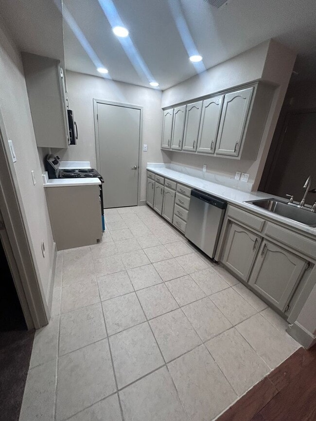 Building Photo - Newly Renovated 2 Bedroom, 2 Bath Duplex — Move-In Ready!
