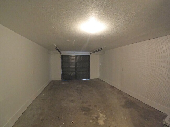 Building Photo - 2717 Fairway Dr