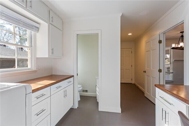 Building Photo - 3355 Pinetree Dr SE