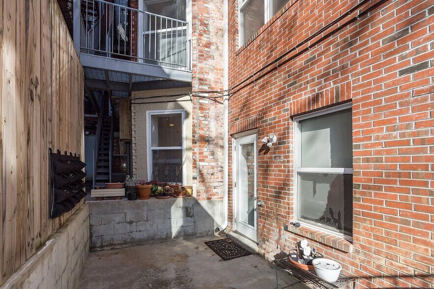 Building Photo - 1854 Mintwood Pl NW