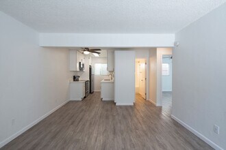 Building Photo - 2 Bedroom in PB with Access to Parking, Po...