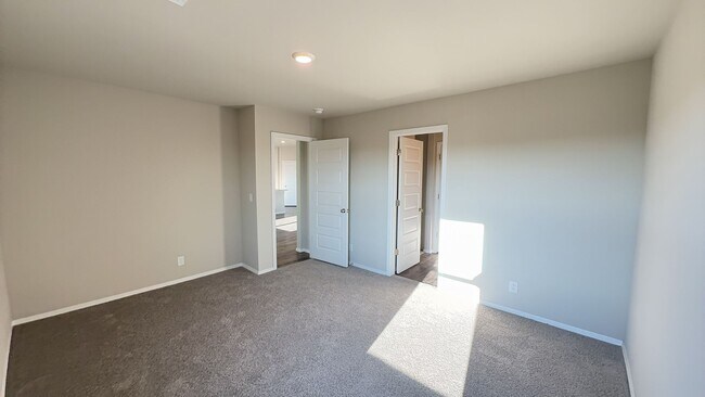 Building Photo - Welcome to this beautiful 4 bed, 2 bath ho...