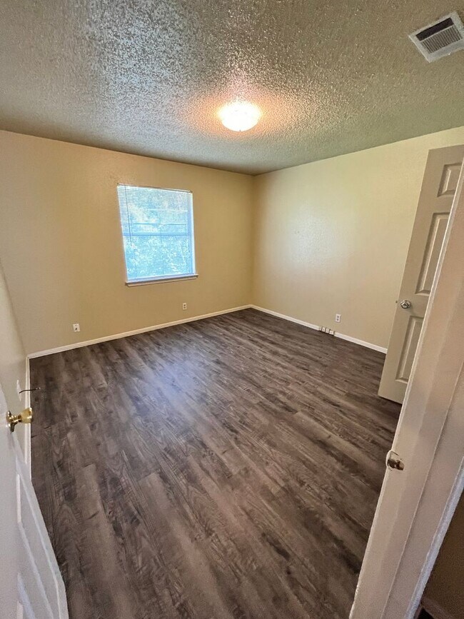 Building Photo - 2101 Granberry Dr