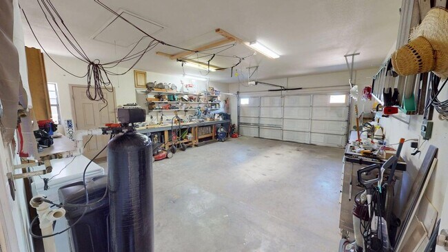 Building Photo - 3-Bedroom/2.5-Bathroom in Alamogordo, NM