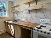 Building Photo - 3 Bedroom 1 Bath Home with Backyard & Off-...
