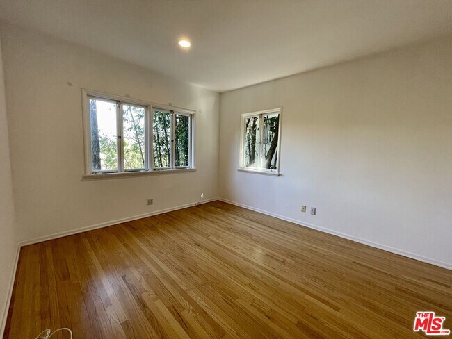 Building Photo - 6216 Temple Hill Dr