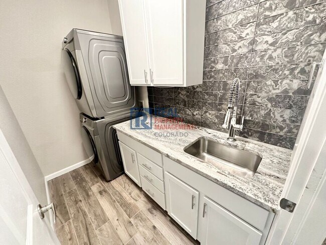 Building Photo - 1325 S Chambers Rd