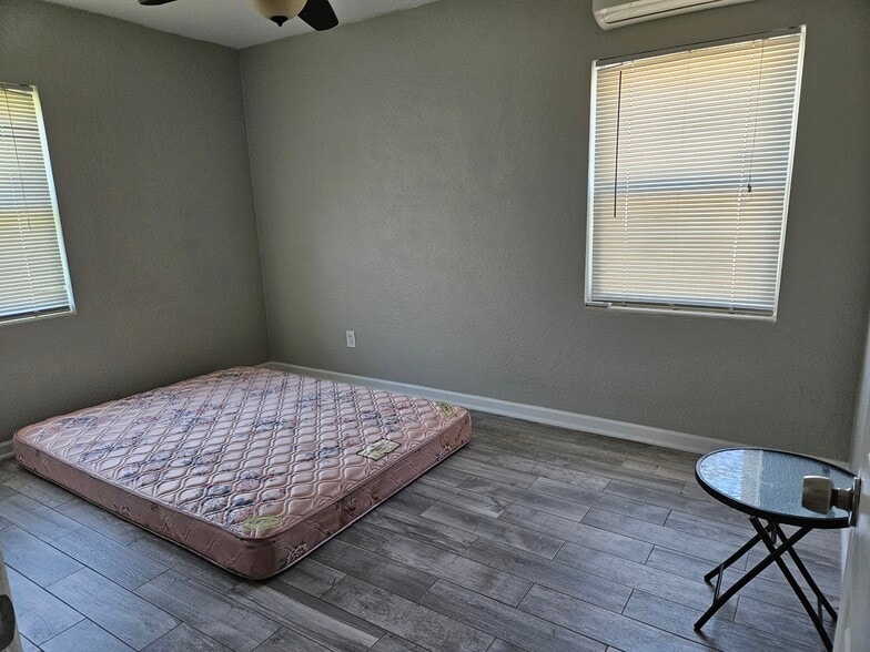 Building Photo - 217 S Alder Dr