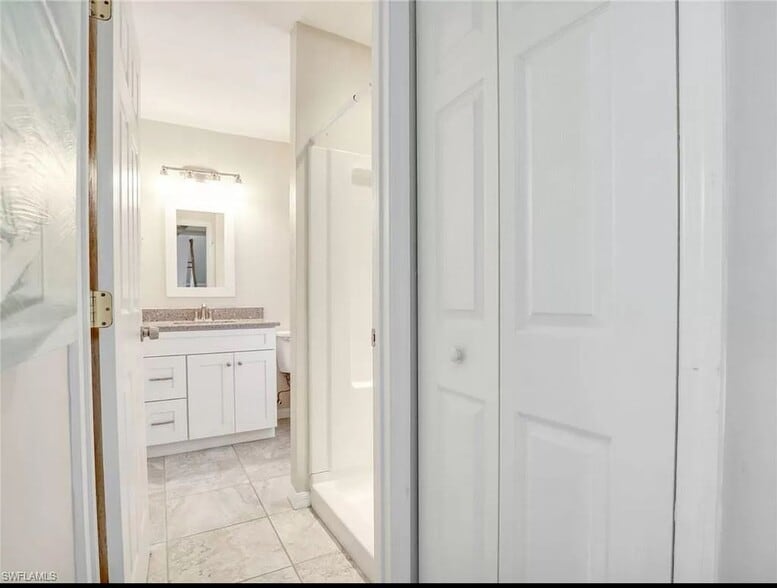 Building Photo - 4265 Island Cir